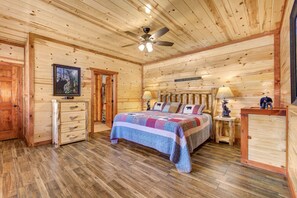 6 bedrooms, iron/ironing board, free WiFi, bed sheets - Mountain Moonshine, Private Indoor Pool, Pool Table, Arcade Game, Theater Room (Sevierville)