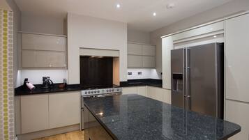 House, 3 Bedrooms | Private kitchen | Fridge, microwave, oven, stovetop