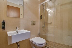 Ducha, cabezal de ducha con hidromasaje, secador de pelo y toallas