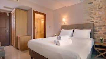 Egyptian cotton sheets, premium bedding, pillowtop beds, minibar