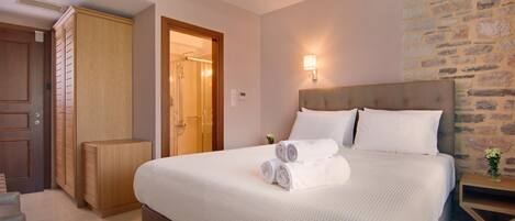 Egyptian cotton sheets, premium bedding, pillowtop beds, minibar