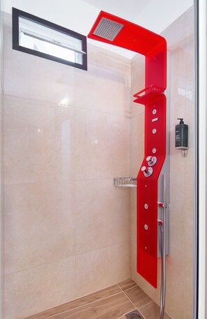 华丽四人房 | 浴室淋浴