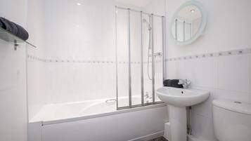 Apartment, 2 Bedrooms | Bathroom | Combined shower/tub, free toiletries, hair dryer, towels