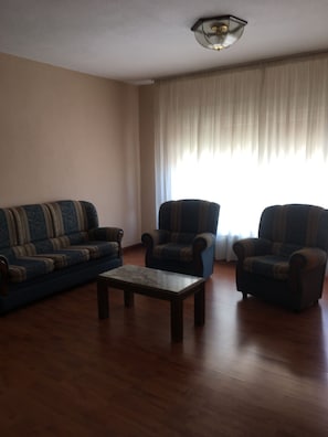 Chambre avec lits jumeaux, 2 lits une place | Salle de séjour