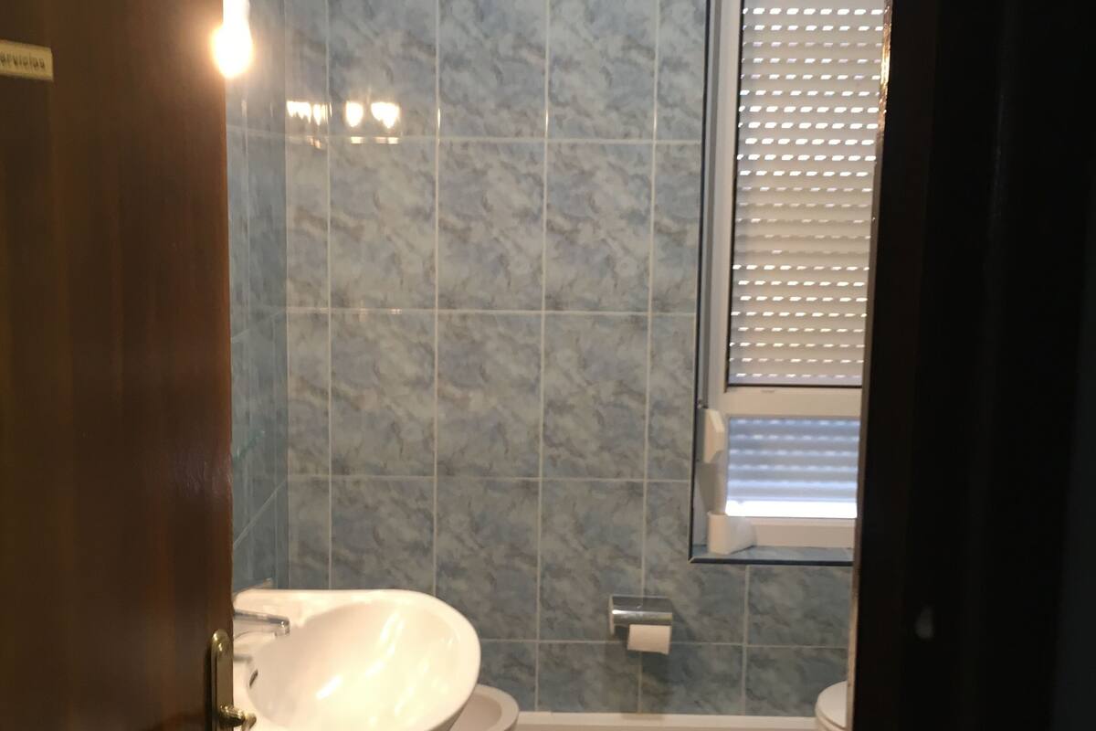 ツインルーム シングルベッド 2 台 | バスルーム | 浴槽、ビデ、タオル、石鹸