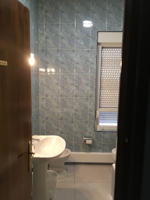 Chambre avec lits jumeaux, 2 lits une place | Salle de bain