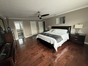 3 bedrooms, iron/ironing board, free WiFi, bed sheets - Comfortable Midtown Retreat near Meridian Kessler Area (Indianapolis)