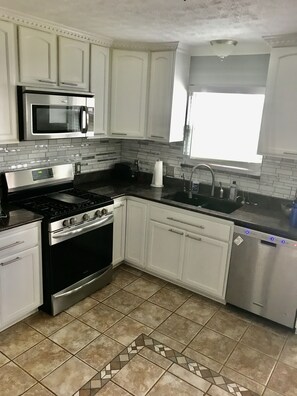 Refrigerador, microondas, horno y parrilla de estufa 