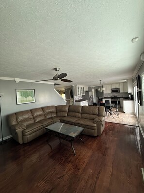 Smart TV - Comfortable Midtown Retreat near Meridian Kessler Area (Indianapolis)