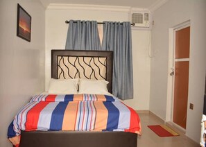 Bureau, espace de travail pour ordinateur portable, Wi-Fi gratuit