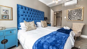 Unclassified image, 4 of 13, button - 102 Tresor- Kei Apple Road Sea Point (Cape Town)