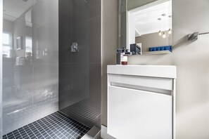 Comfort Apartment | Bathroom