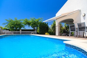Pool - Spacious villa with private pool and free wifi, sleeps 12 - VILLA NOSTRA (Cambrils)