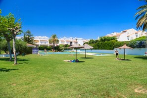 Property grounds - Spacious villa with private pool and free wifi, sleeps 12 - VILLA NOSTRA (Cambrils)