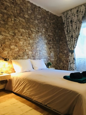 Double Room | Free cribs/infant beds, free WiFi, bed sheets - Wine Inn Cascais (Cascais)