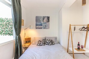Free cots/infant beds, free WiFi, bed sheets - Wine Inn Cascais (Cascais)