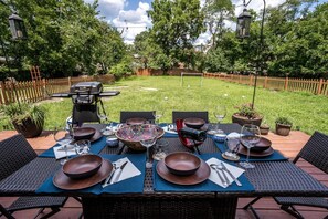 Outdoor dining - Spacious Home with 5000 Sq Ft Yard close to Downtown DC & Metro (Washington)