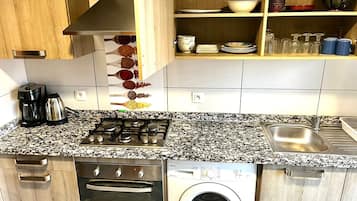 Microonde, forno, piano cottura, lavastoviglie