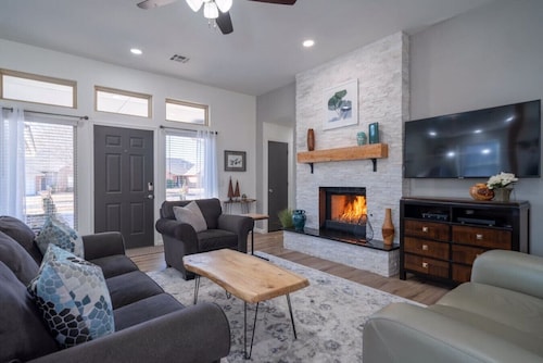 Edmond 3BR w/ King Beds + EV Charger + Pet Friendly