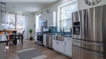 Jääkaappi, mikroaaltouuni, uuni, liesi