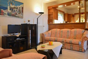 Casa, 2 habitaciones | Zona de estar | Una televisión de pantalla plana, una chimenea