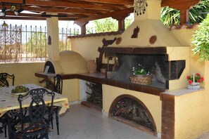 BBQ/picnic Area - Cozy Family Home With Charming Outdoor Facilities (Aegina)