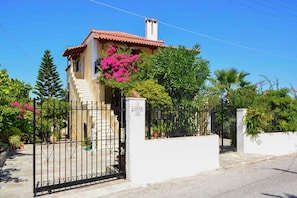 Vista frontal de la propiedad