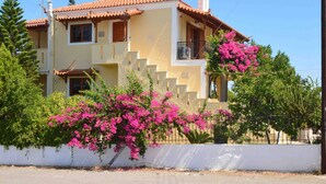 Unclassified image, 4 of 40, button - Cozy Family Home With Charming Outdoor Facilities (Aegina)