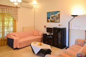 Casa, 2 habitaciones | Área de sala de estar | Televisión de pantalla plana y chimenea 