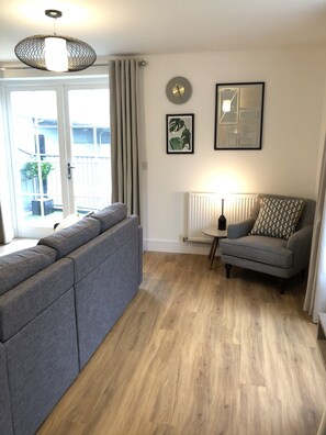 เอ็กเซกคิวทีฟเพนท์เฮาส์ | บริเวณนั่งเล่น | ทีวีจอแบน, หนังสือ