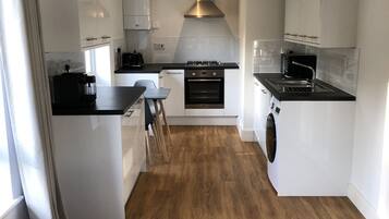 Penthouse Eksekutif | Dapur pribadi | Lemari es, microwave, oven, dan kompor