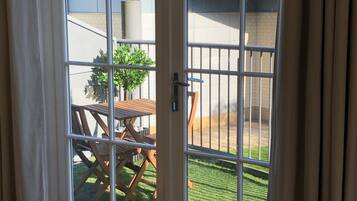 Penthouse Eksekutif | Ruang keluarga | TV layar datar dan buku