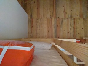 A small, wooden room with a bunk bed and a single bed. - Albergue Tejadillos - Hostel (Cuenca)