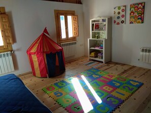 Children's play area - indoor - Albergue Tejadillos - Hostel (Cuenca)