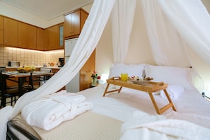 Studio | In-room safe, iron/ironing board, free cots/infant beds, free WiFi