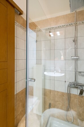 Studio | Bathroom
