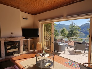 TV connectée, cheminée, chaîne hi-fi