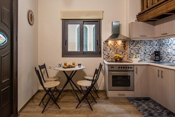 Private kitchen - Cozy Flat Attic near Beach & Venetian Port (Chania)