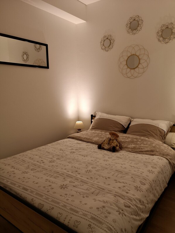 1 bedroom, bed sheets
