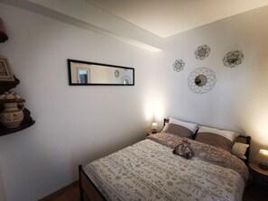 1 bedroom, bed sheets