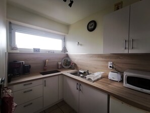 Frigorifero, microonde, piano cottura, macchina per tè/caffè