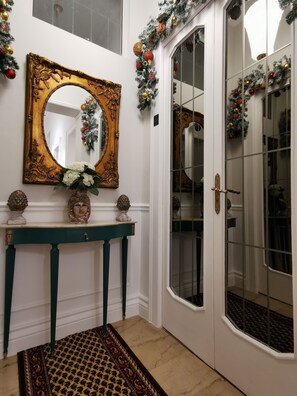 Una televisión de pantalla plana