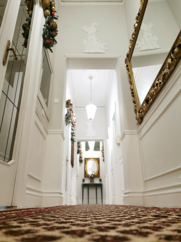 Una televisión de pantalla plana