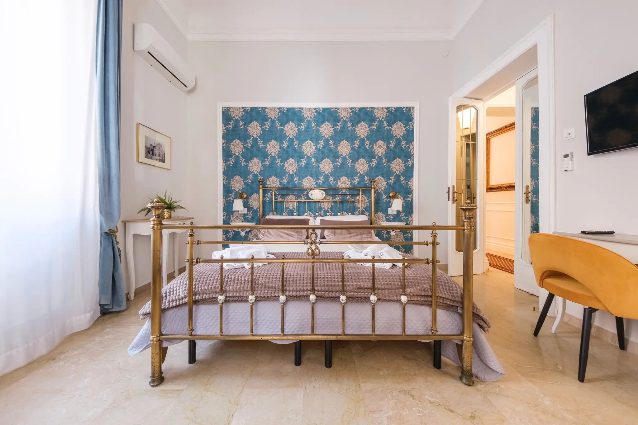 Ein Schlafzimmer mit Bett, Schreibtisch und Stuhl.
