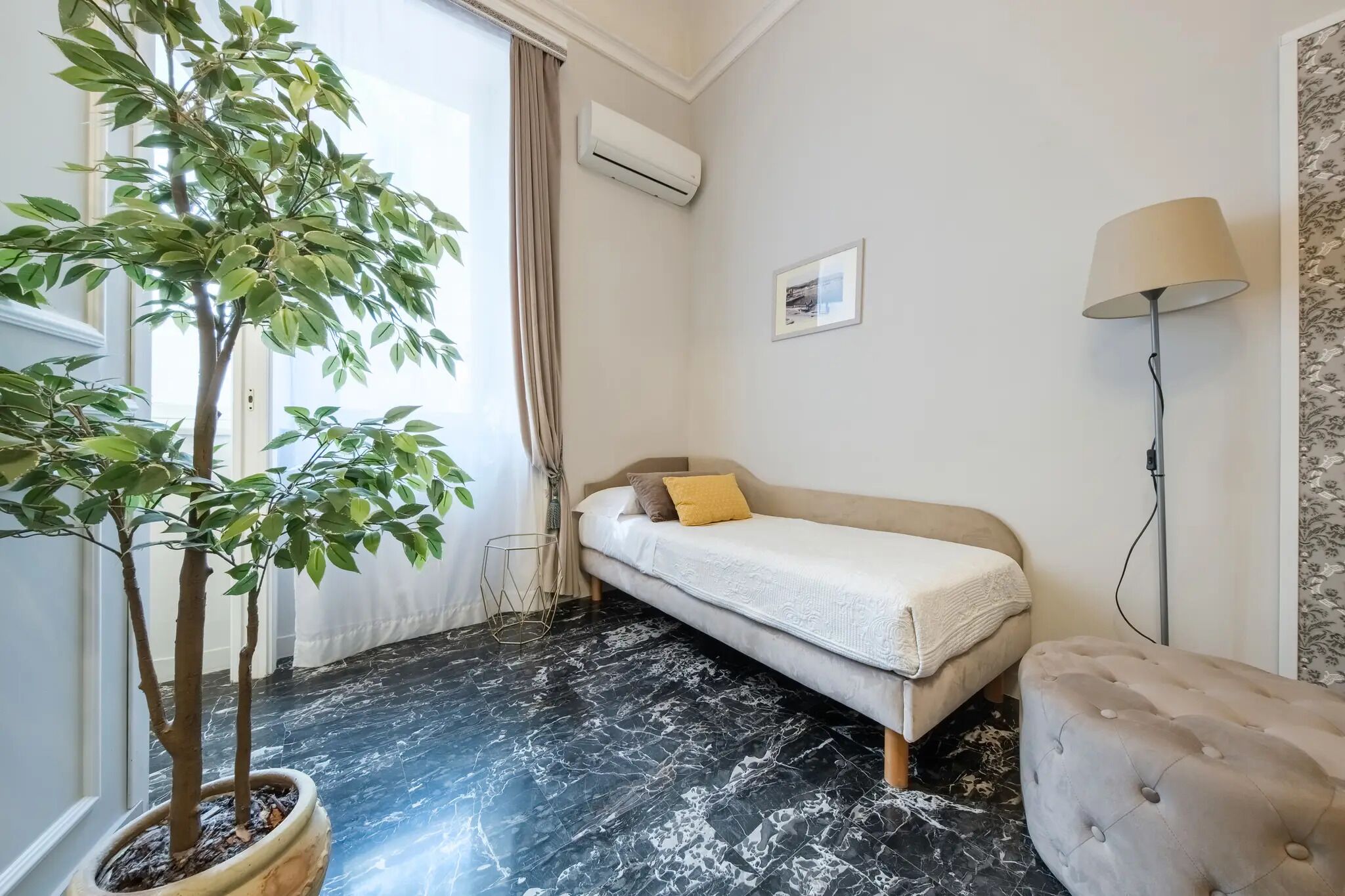 华丽客房 | 高档床上用品、羽绒被、记忆海绵床垫、客房内保险箱