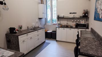 Refrigerador con congelador, microondas y cafetera de espresso