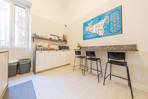 Großer Kühlschrank, Mikrowelle, Espressomaschine