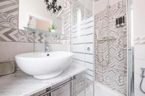 Classic Room | Bathroom | Shower, rainfall showerhead, free toiletries, hair dryer