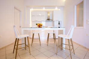 Apartment, 2 Schlafzimmer | Essbereich im Zimmer