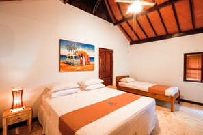 Deluxe-dobbeltværelse | Pengeskab på værelset, skrivebord, lydisolering, strygejern/strygebræt